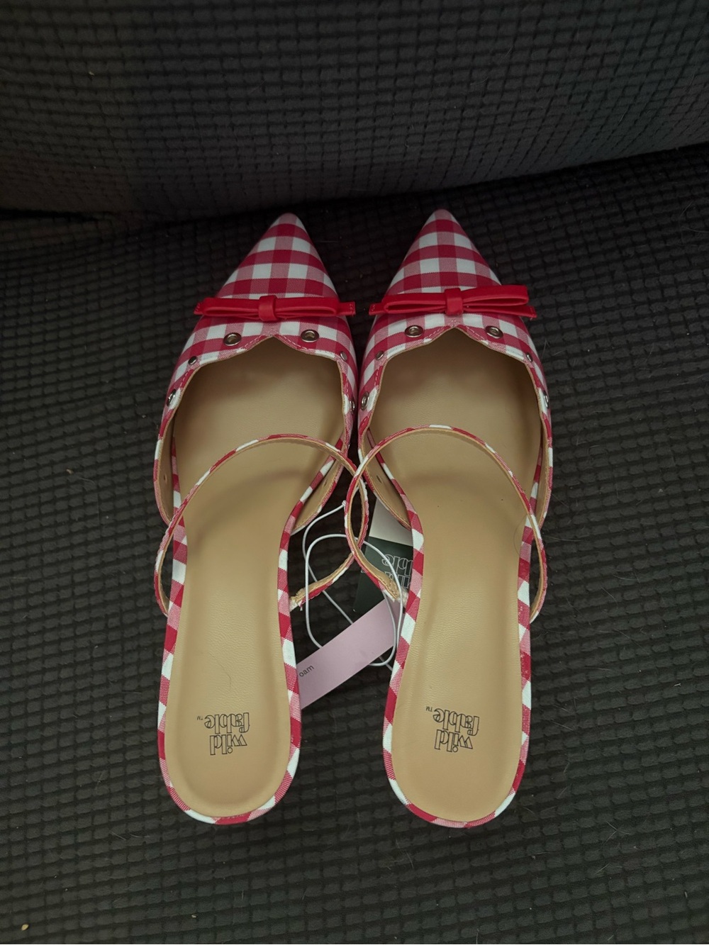 Red and White Pointed Toe Kitten Heels with Bow - Picture 5 of 5